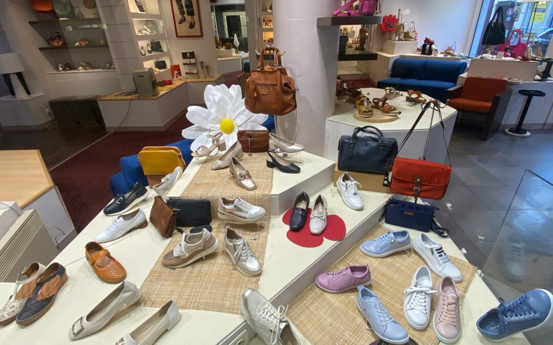 Christian et Aleth vous invitent à découvrir les vitrines de la collection printemps-été 2026